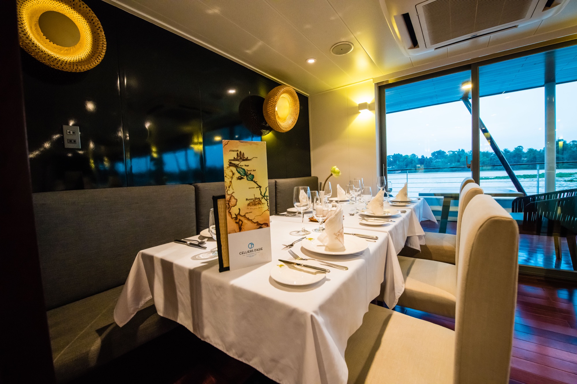 CroisiEurope RV Indochine II Restaurant 11.jpg